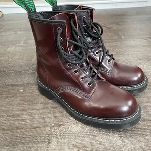 Authentic Solovair Boots. Size 5 Made in England.